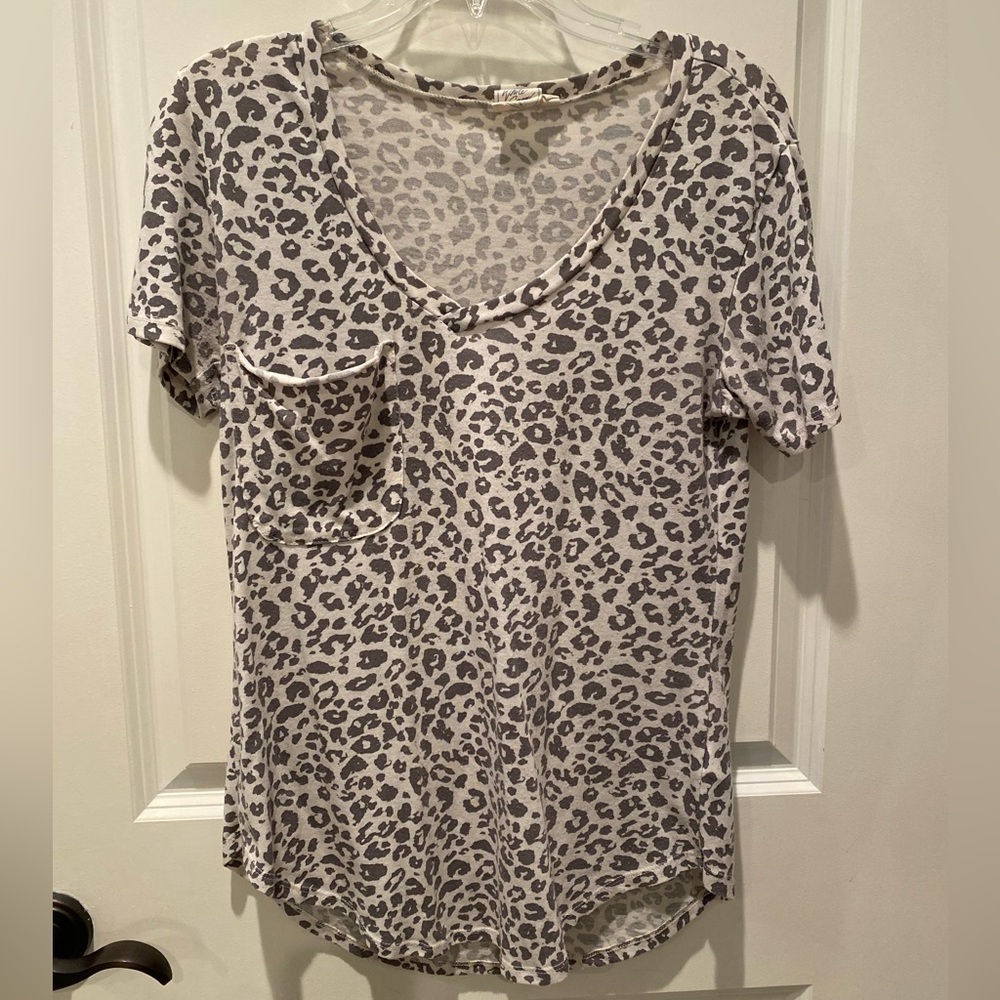 White Crow Short Sleeve Leopard Print Tee in Cream and Gray Sz small